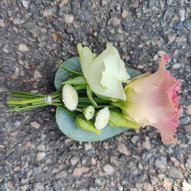 Vaaleanpunainen kukkaviehe